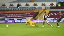 Pemain Aston Villa Jack Grealish (tengah) mencetak gol ke gawang Liverpool pada pertandingan Liga Premier Inggris di Stadion Villa Park, Birmingham, Inggris, Minggu (4/10/2020). Aston Villa mengalahkan Liverpool 7-2. (Peter Powell/Pool via AP)