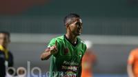 Pemain  PS TNI, Abduh Lestaluhu saat melawan PBFC pada lanjutan Liga 1 Indonesia di Stadion Pakansari, Bogor, Senin (17/4/2017). PS TNI bermain imbang 2-2 dengan PBFC. (Bola.com/Nicklas Hanoatubun)