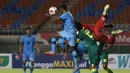 Kiper Persebaya Surabaya, Satria Tama Hardianto berusaha menghalau bola dari ancaman pemain Persela Lamongan dalam laga Grup C Piala Menpora 2021 di Stadion Si Jalak Harupat, Bandung, Sabtu (3/4/2021). Persebaya bermain imbang 0-0 dengan Persela. (Bola.com/Ikhwan Yanuar)