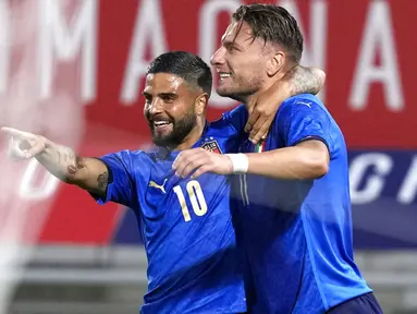 Pemain Italia Ciro Immobile (kanan) merayakan dengan rekan setimnya Lorenzo Insigne setelah mencetak gol ke gawang Republik Ceko pada pertandingan persahabatan internasional di Bologna, Italia, Jumat (4/6/2021). Italia menang 4-0. (AP Photo/Antonio Calanni)