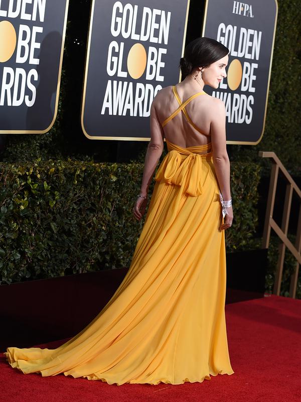 Rachel Brosnahan berpose di karpet merah saat tiba menghadiri 76th Golden Globe Awards di Beverly Hills, California (7/1). ). Aktris 28 tahun ini tampil cantik menggenakan gaun panjang berwarna kuning. (AP Photo/Jordan Strauss)