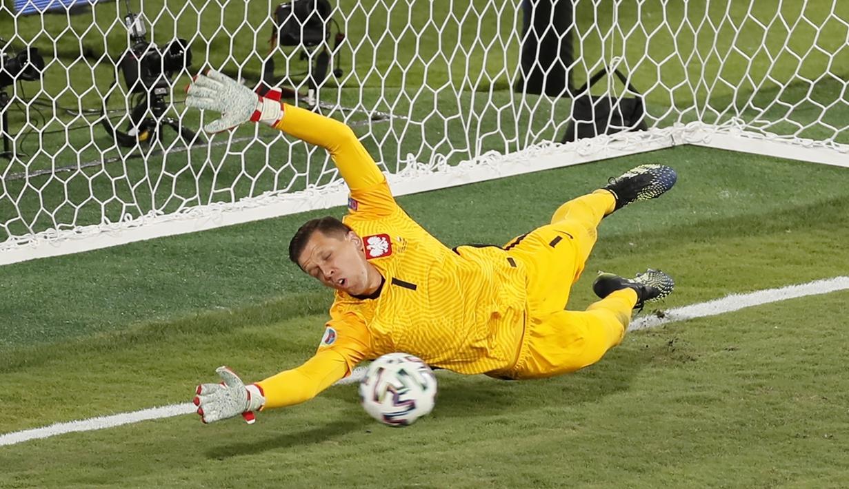 Wojciech Szczesny. Kiper Polandia milik Juventus berusia 31 tahun ini sudah bermain di dua laga awal dengan catatan minor. Ia telah kebobolan 3 gol yang salah satunya adalah gol bunuh diri. Harganya mencapai 22 juta euro. (Foto: AP/Pool/Jose Manuel Vidal)