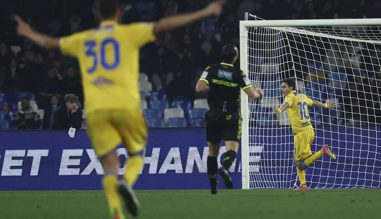 Selebrasi striker Frosinone, Giuseppe Caso (kanan) setelah mencetak gol kedua timnya ke gawang Napoli pada laga babak 16 besar Coppa Italia 2023/2024 di Diego Armando Maradona Stadium, Naples, Rabu (20/12/2023) dini hari WIB. (LaPresse via AP Photo/Alessandro Garofalo)