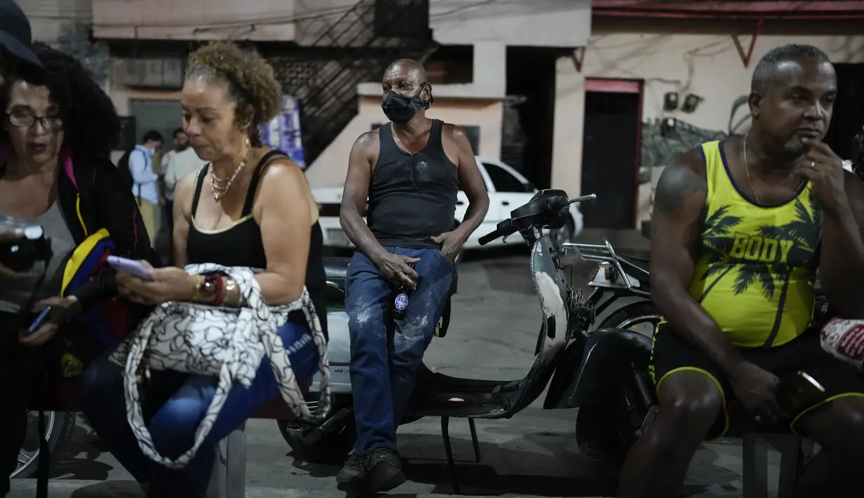 Orang-orang menghadiri peresmian festival film pertama di lingkungan San Agustín, Caracas, Venezuela (23/5/2022). Acara ini untuk mengubah lingkungan mereka yang dulunya memiliki tingkat kriminalitas tinggi menjadi area ibu kota yang sekarang dikenal dengan seni, musik, tarian, dan budaya Afro-Venezuela. (AP Photo/Ariana Cubillos)