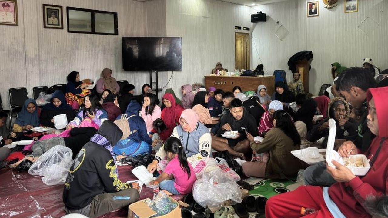 Ratusan Warga Mengungsi Akibat Longsor Cisarua Bandung, Puluhan Lainnya Masih Dicari
