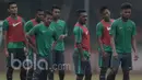 Gelandang Borneo FC, Terens Puhiri (ketiga kanan), bersama rekan-rekannya saat mengikuti seleksi Timnas Indonesia U-22 di Lapangan SPH Karawaci, Banten, Selasa (7/3/2017). (Bola.com/Vitalis Yogi Trisna)