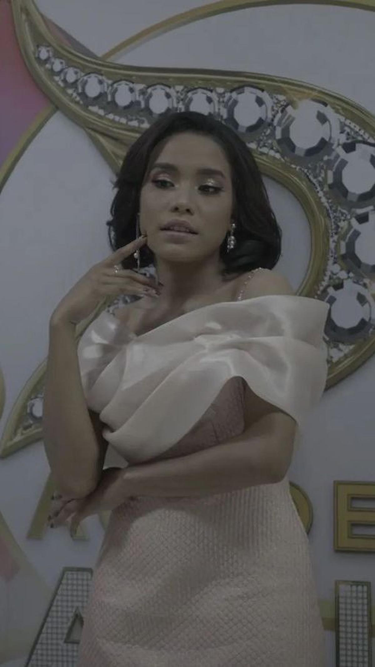 Potret Lusiana Verdial tampil cantik dalam balutan dress yang dia kenakan.