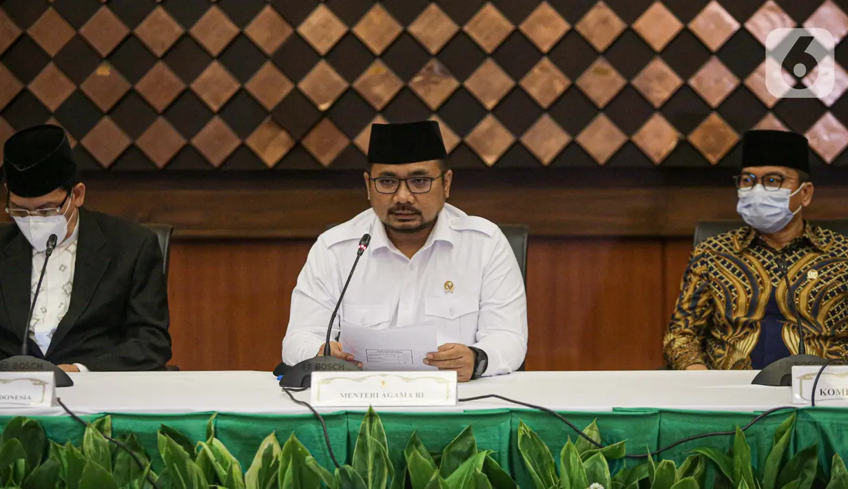 Menteri Agama Yaqut Cholil Qoumas memberikan konferensi pers di Gedung Kementerian Agama, Jakarta, Kamis (3/6/2021). Keputusan pembatalan pemberangkatan ibadah haji, salah satunya karena pemerintah Arab Saudi belum memberikan kuota haji kepada pemerintah Indonesia. (Liputan6.com/Faizal Fanani)
