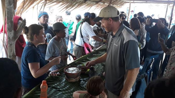 Festival makan papeda di Kampung Abar Sentani. (Liputan6.com/Hari Suroto/Katharina Janur)