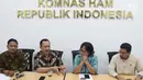 Ketua Komnas HAM, Ahmad Taufan Damanik (kedua kiri) menyampaikan keterangan terkait pelaksanaan Pemilu 2019 di Jakarta, Kamis (18/4). Komnas HAM mengapresiasi seluruh proses hingga pelaksanaan Pemilu 2019 yang dinilai mengakomodir hak-hak minoritas dan disabilitas. (Liputan6.com/Helmi Fithriansyah)