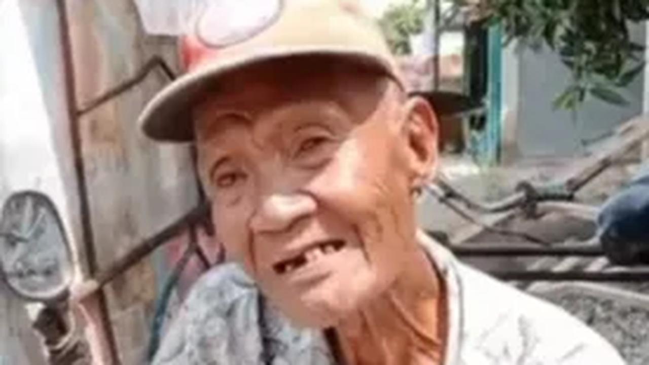 Sedihnya, tidak banyak orang yang mau menjadi penumpang sang kakek. "Banyak orang yang tidak yakin naik becak kakek 😭," tulisnya.