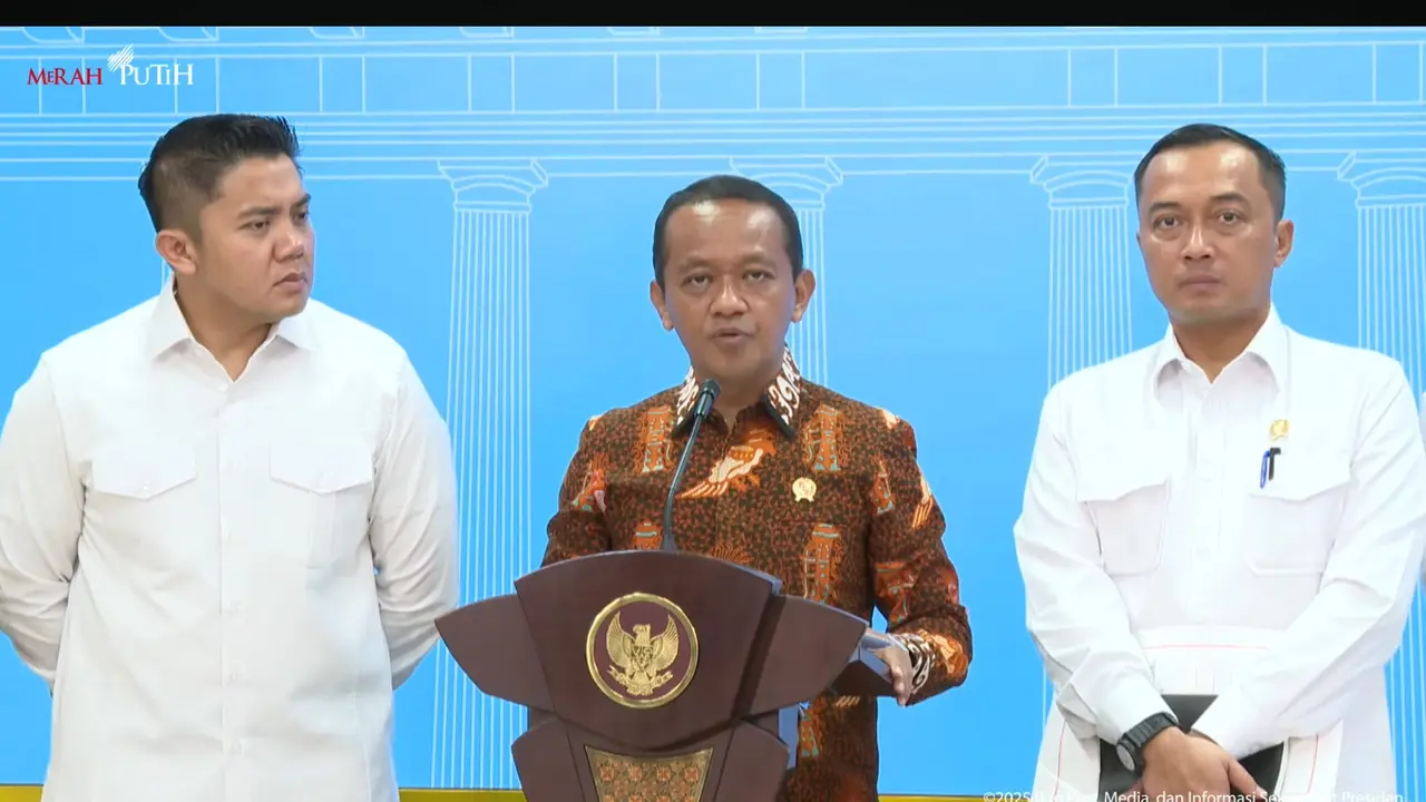 Menteri ESDM Bahlil Lahadalia dalam konferensi pers mengenai polemik tambang nikel di Raja Ampat, di Istana Negara, Selasa (10/6/2025). (Tira/Liputan6.com)