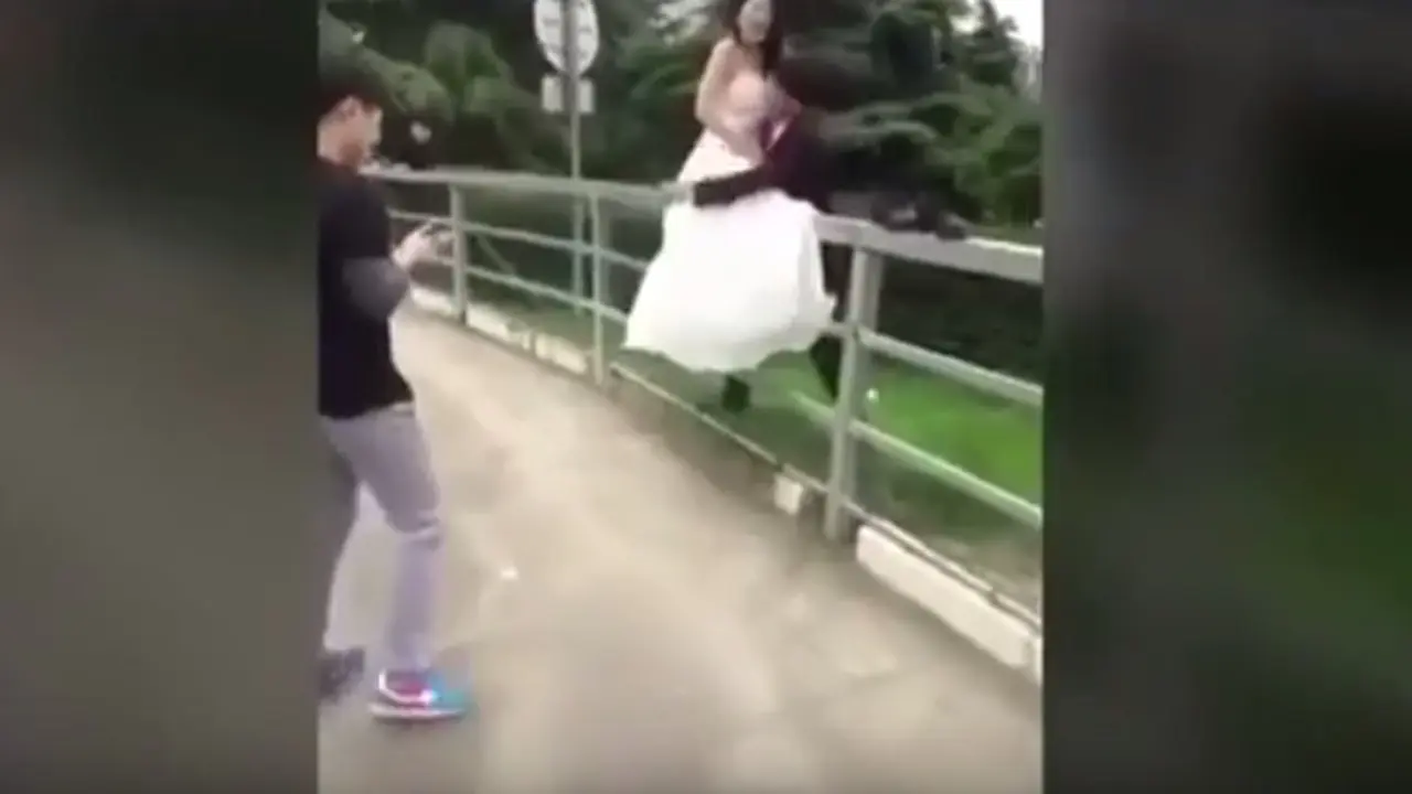 Terpeleset Saat Sesi Foto Pengantin, Jatuhnya Bikin Ngilu!