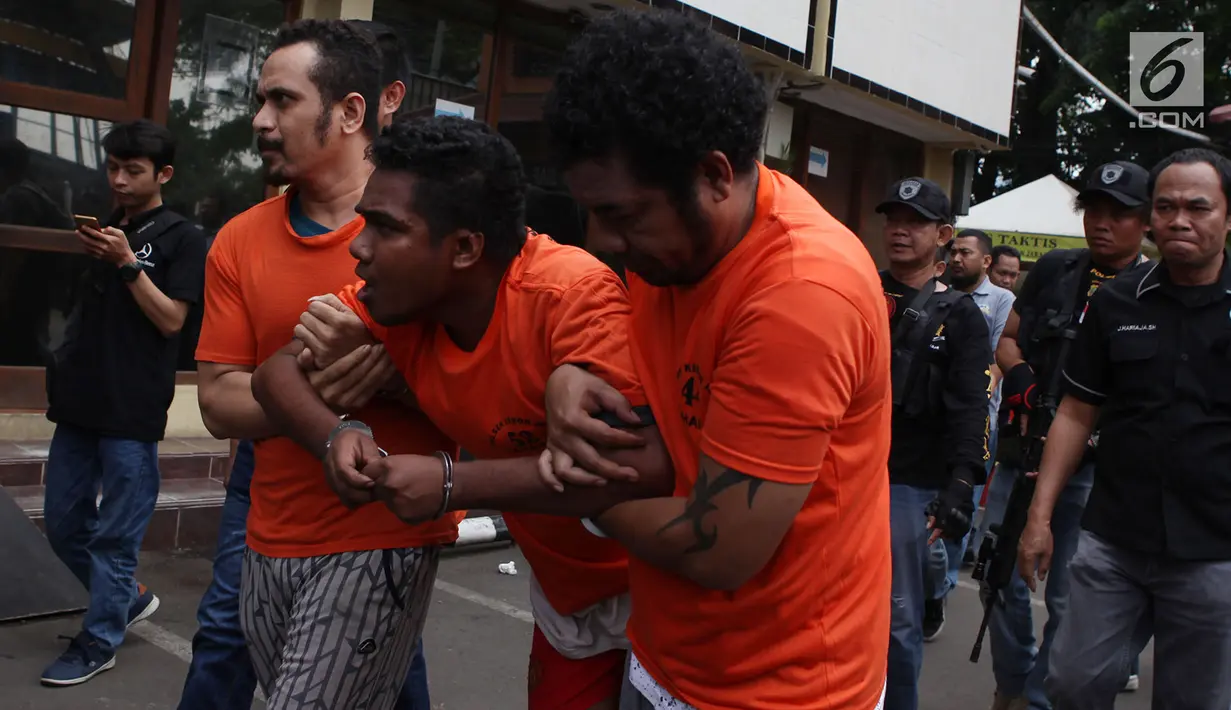 Pelaku pembunuhan di Diskotek Bandara, Kebon Jeruk saat digelandang di Polres Metro Jakarta Barat, Selasa (20/11). Hasil interogasi dan penyidikan diketahui dua pelaku yang diamankan merupakan residivis yang kerap berbuat onar. (Merdeka.com/Imam Buhori)