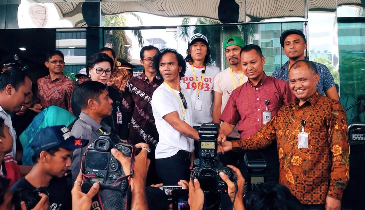 Sebelum menggelar aksinya, keempat personel Slank ini disambut oleh para petinggi KPK. (Dezmond Manullang/Bintang.com)