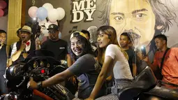 Beberapa waktu lalu diberitakan bahwa ia memiliki kekasih cantik dan bukan dari kalangan artis. Di ulang tahun Dodit yang ke-34 tahun, ia mendapatkan hadiah Harley Davidson dari sang kekasih. (Liputan6.com/IG/@kurnia_meruw)