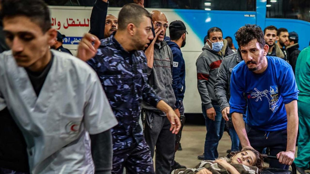 Sebanyak 200 pasien di RS Indonesia, Jalur Gaza utara dievakuasi ke RS Al-Nasr, di Khan Yunis, Gaza Selatan, pada Senin (21/11/2023). Proses evakuasi ini dilakukan setelah Israel melancarkan serangan dan mengerahkan tank-tanknya untuk mengepung RS Indones