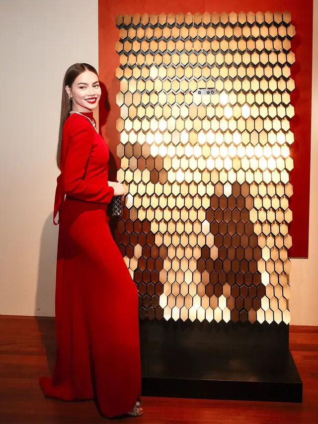 Adu Gaya Memesona Anna Hathaway, Cinta Laura, hingga Liu Yifei di Bvlgari Exhibition Shanghai