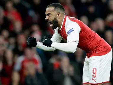 Pemain Arsenal Alexandre Lacazette merayakan golnya saat melawan CSKA Moscow pada pertandingan Liga Eropa di stadion Emirates, London (5/4). The Gunners menang telak 4-1 atas klub Rusia, CSKA Moskow. (AP Photo / Tim Ireland)