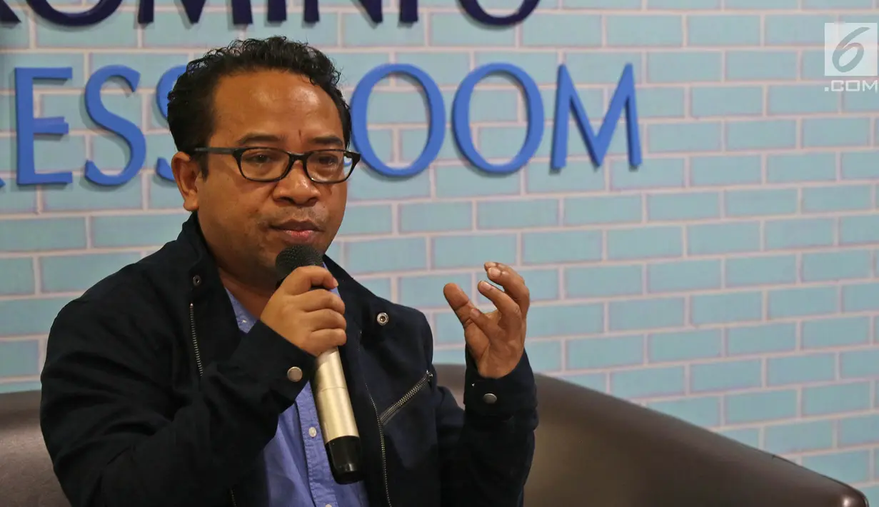 Plt Kabiro Humas Kemenkominfo Ferdinandus Setu memberikan keterangan terkait  konten YouTube milik gamer Kimi Hime di Jakarta, Rabu (24/7/2019). Selain menangguhkan, Kemkominfo juga membatasi secara umur di atas usia 18 tahun konten dari akun kanal YouTuber Kimi Hime. (Liputan6.com/Herman Zakharia)