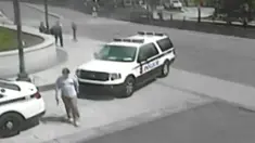 Aksi Jesse Olivieri  yang terekam kamera CCTV saat membawa senjata dan menerobos penjagaan di Gedung Putih, AS pada 20 Mei 2016. Akibat ulahnya, Jesse tertembak oleh pasukan Secret Service AS. (U.S. District Attorney's Office, D.C./Handout via Reuters)