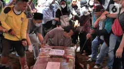 Keluarga melakukan proses pemakaman terhadap pramugari Nam Air, Isti Yudha Prastika (34) yang menjadi korban jatuhnya pesawat Sriwijaya Air SJ 182, di TPU Pondok Petir, Depok, Sabtu (16/1/2020). Pada saat kejadian Isti dalam status sebagai penumpang Sriwijaya Air. (merdeka.com/Arie Basuki)