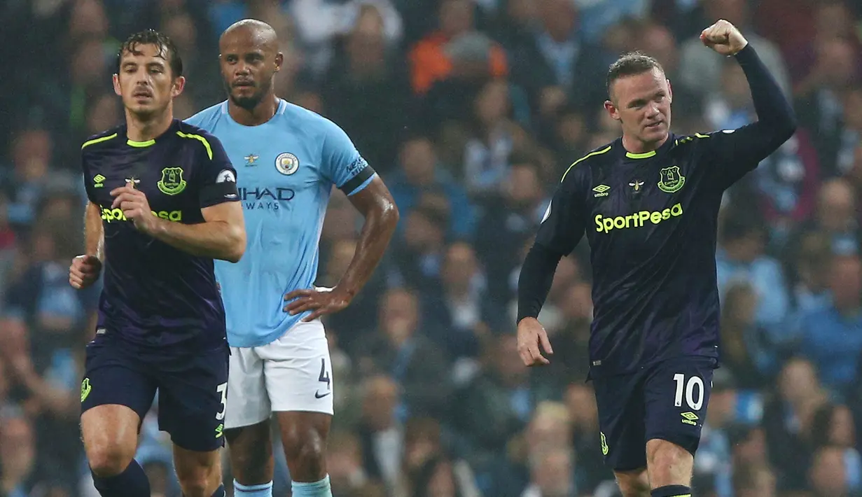 Striker Everton Wayne Rooney merayakan gol saat pertandingan melawan Manchester City dalam Liga Primer Inggris di Stadion Etihad, Manchester (21/8). Gol tersebut menjadi gol ke-200 Rooney di Premier League. (AFP/Anthony Devlin)