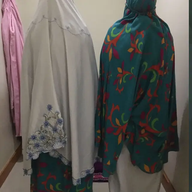 6 Potret Atasan dan Bawahan Mukena Tabrak Warna Ini Nyeleneh, Bikin Gagal Fokus