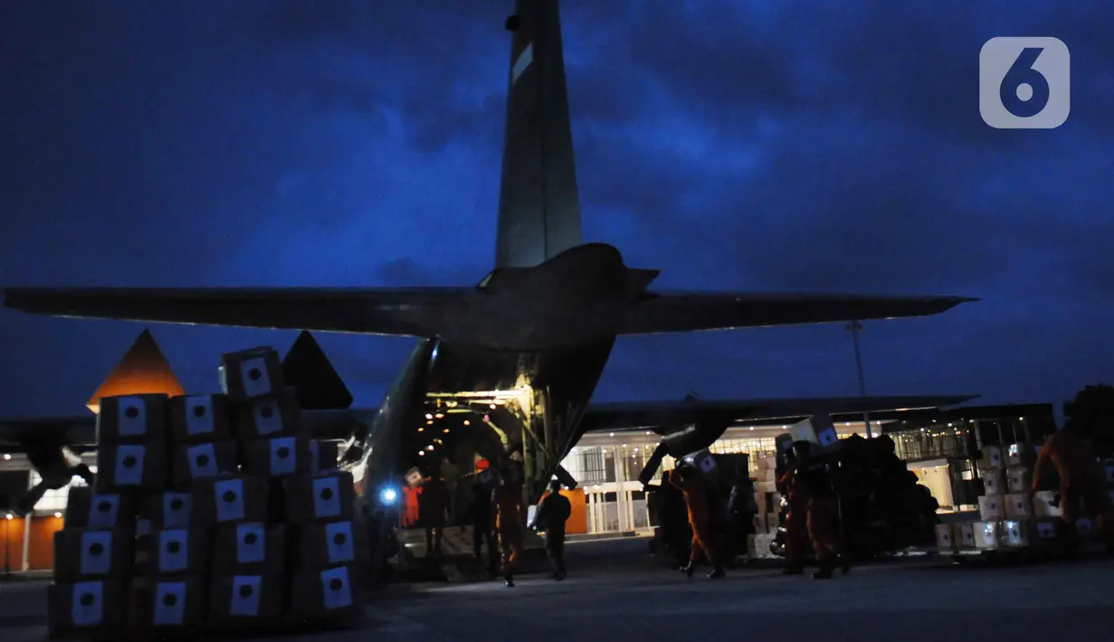 Petugas memasukkan logistik bantuan untuk korban gempa bumi Turki ke dalam pesawat Hercules C-130 TNI AU di Lanud Halim Perdanakusuma, Jakarta, Sabtu (11/2/2023). TNI Angkatan Udara menyiapkan dua pesawat yaitu jenis Boeng 737 dan pesawat Hercules C-130 yang akan mengangkut logistik dan petugas untuk membantu proses operasi SAR korban gempa di Turki. (merdeka.com/Imam Buhori)