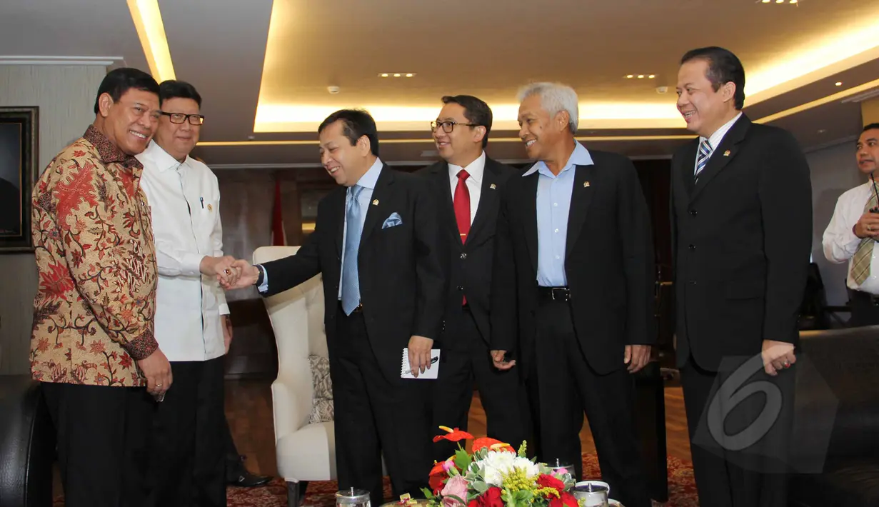 Mendagri Tjahjo Kumolo (kedua kiri) bersalaman dengan Ketua DPR Setya Novanto (ketiga kiri) usai pertemuan di Komplek Parlemen, Jakarta, Rabu (1/4/2015). Pertemuan tersebut terkait pengajuan calon Kapolri Komjen Badrodin Haiti. (Liputan6.com/Helmi Afandi)