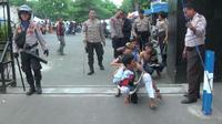 Ilustrasi pelajar jalan jongkok menuju Polres Bekasi karena tawuran. (Liputan6.com/Fernando Purba)