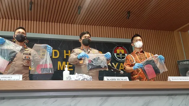 Konferensi pers Polda Metro Jaya terkait penangkapan pelaku pengancam penyebar foto-foto vulgar siswi di Tangerang Selatan