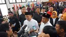 Cagub dan cawagub Kalimantan Timur Rusmadi Wongso dan Safaruddin menjawab pertanyaan wartawan usai penetapan oleh KPU Kaltim di Samarinda, Senin (12/2). Pasangan ini diusung oleh PDI Perjuangan dan Hanura. (Liputan6.com/Maulana)