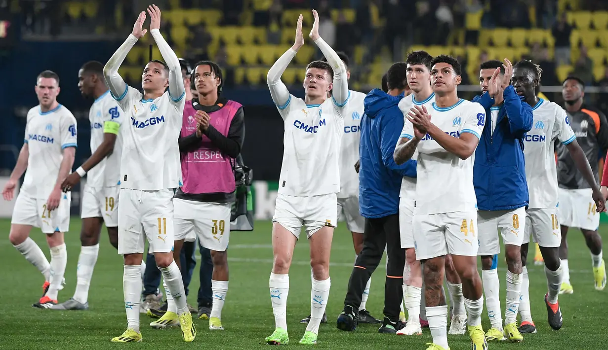 Para pemain Marseille merayakan gol pada akhir pertandingan leg kedua babak 16 besar Liga Eropa UEFA melawan Villarreal CF di stadion La Ceramica, Vilarreal pada 14 Maret 2024. Marseille lolos ke perempat final Liga Eropa UEFA. (Jose Jordan/AFP)