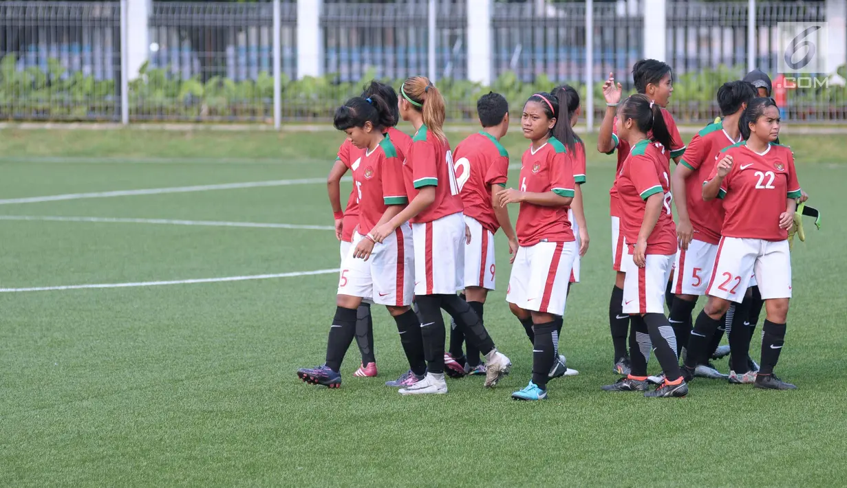 Pemain Timnas Wanita Indonesia jelang uji tanding dengan pemain tim Indonesian Football Ambassador di Lapangan C Kompleks GBK, Jakarta, Kamis (5/4). Uji tanding ini persiapan jelang Piala AFF Wanita 2018. (Liputan6.com/Helmi Fithriansyah)
