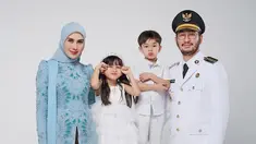 Sebagai Ketua PKK Bandung Barat, Syahnaz Sadiqah tampil anggun dalam balutan kebaya hijau toska yang elegan. Kebaya panjang bermotif bunga yang ia kenakan dipadukan dengan rok panjang dan hijab senada, menciptakan kesan berwibawa. Sepatu hak tinggi melengkapi penampilannya, menambah kesan percaya diri dan siap menjalankan tugas barunya.  (Liputan6.com/IG/@ritchieismail)