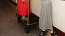 Dipadukan dengan mesh flat shoes dan kaus kaki putih, penampilan Sheila jadi terlihat santai namun tetap fashionable. Styling ini membuat outfit romantis ala Cecilie Bahnsen terasa lebih wearable untuk dipakai sehari-hari.  [@sheiladara].