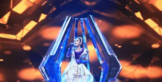 Selalu ada yang berbeda dari penampilan Syahrini. Begitu juga saat tampil dalam Konser Raya 22 Tahun Indosiar pada Rabu (11/1/2017) malam. Nuansa glamor dan mewah sangat melekat setiap aksinya di atas panggung. (Adrian Putra/Bintang.com)