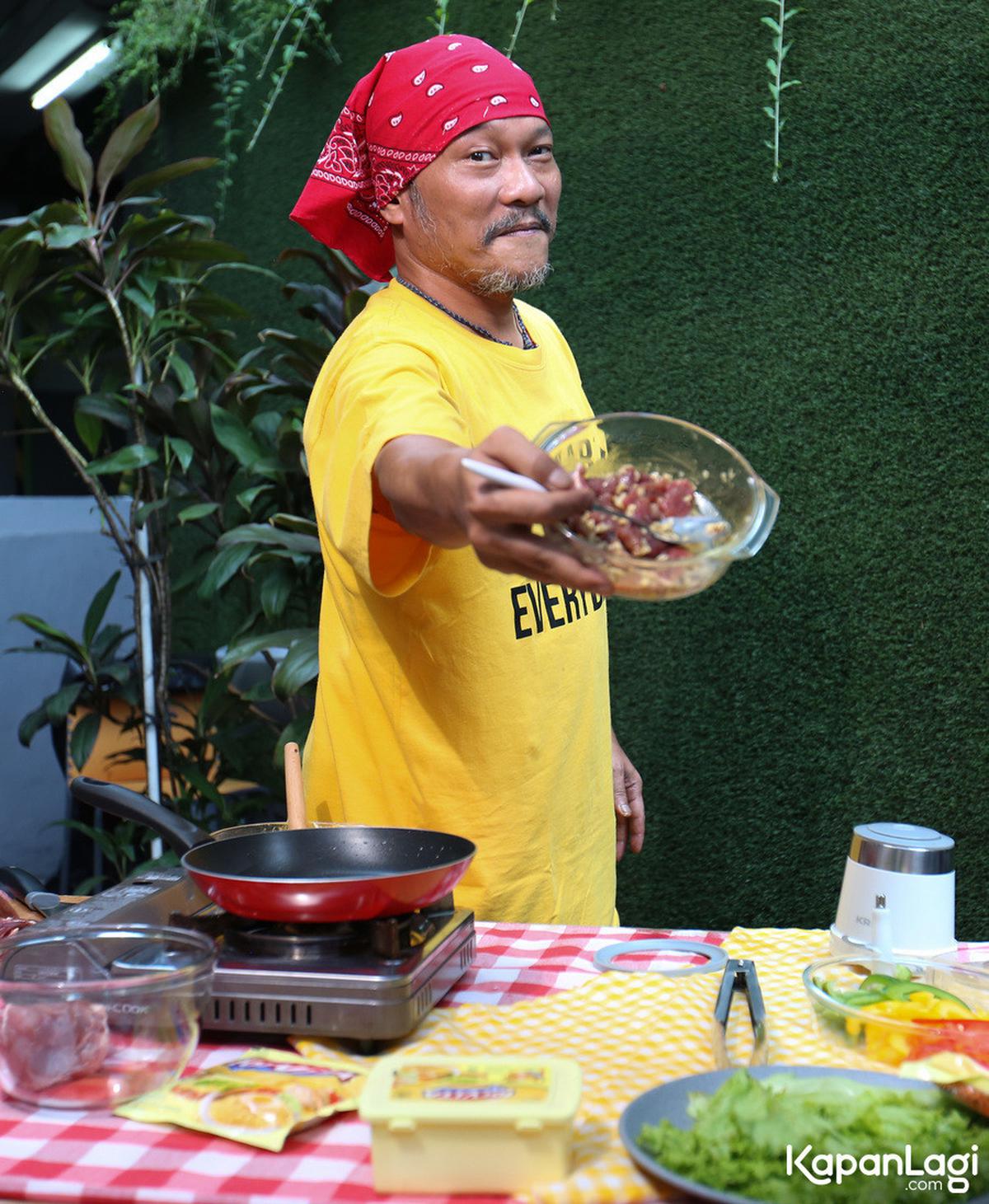 Sebagai seorang rapper yang lahir pada 25 Oktober 1970, Iwa K mengungkapkan bahwa hobinya memasak sudah dimulai sejak masa bujangnya ketika tinggal di kos-kosan.<br>