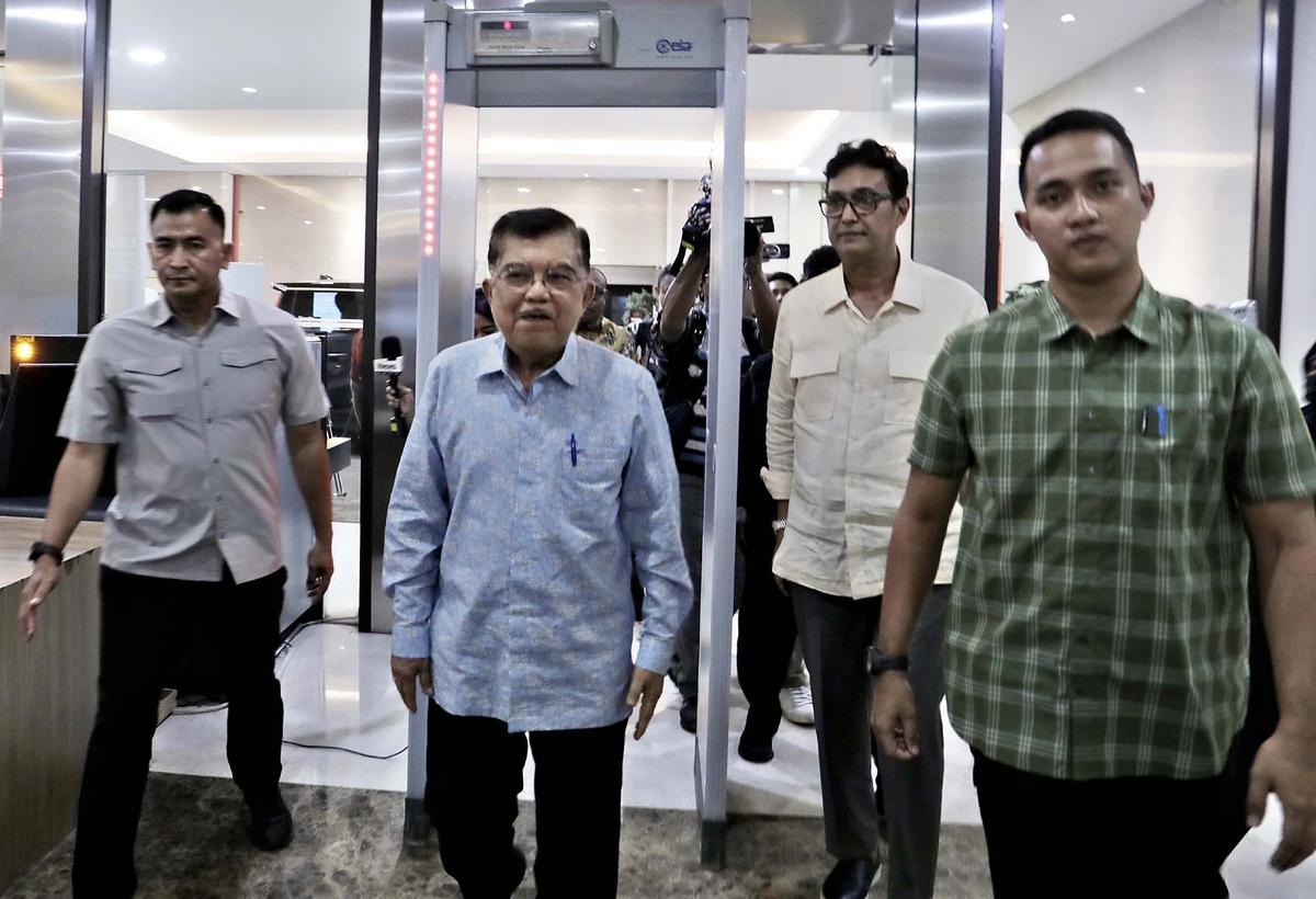 FOTO: Rismon Hasiholan Sianipar Dilaporkan Jusuf Kalla ke Bareskrim