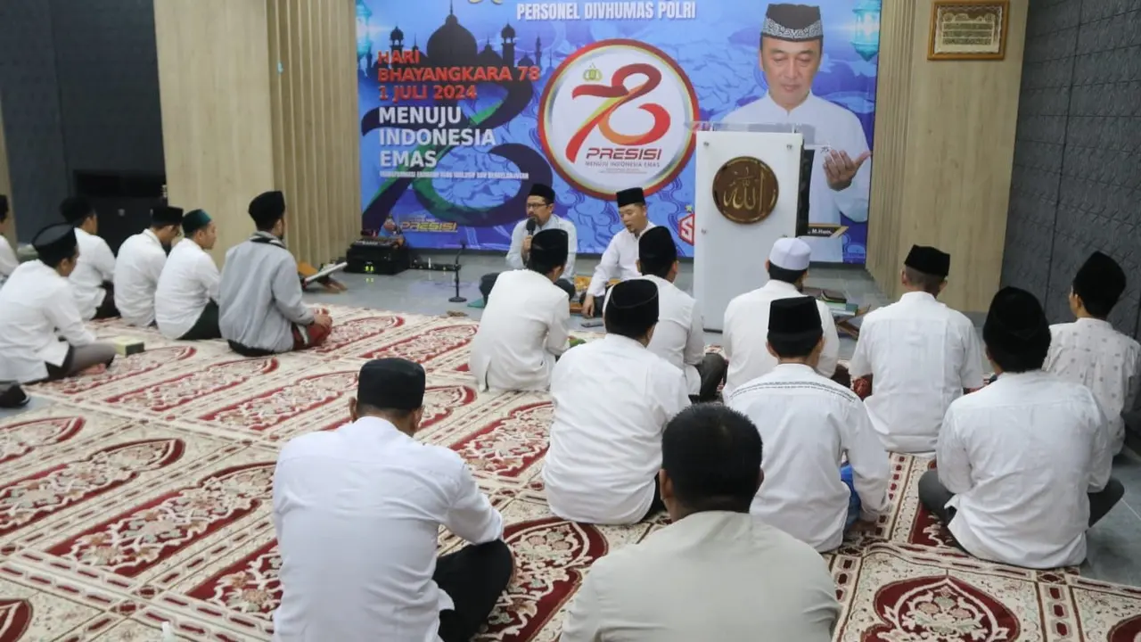 Divisi Humas Polri menyelenggarakan kegiatan rohani yakni Khataman Alquran yang diselenggarakan sebagai bagian dari rangkaian perayaan Hari Ulang Tahun (HUT) ke-78 Bhayangkara.