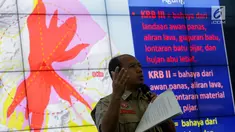 Kepala Pusat Data Informasi dan Humas BNPB, Sutopo Purwo Nugroho memberi keterangan terkait erupsi Gunung Agung, Jakarta, Senin (27/11). Semenjak sinar api di puncak teramati, tingkat erupsi Gunung Agung semakin meningkat. (Liputan6.com/Faizal Fanani)