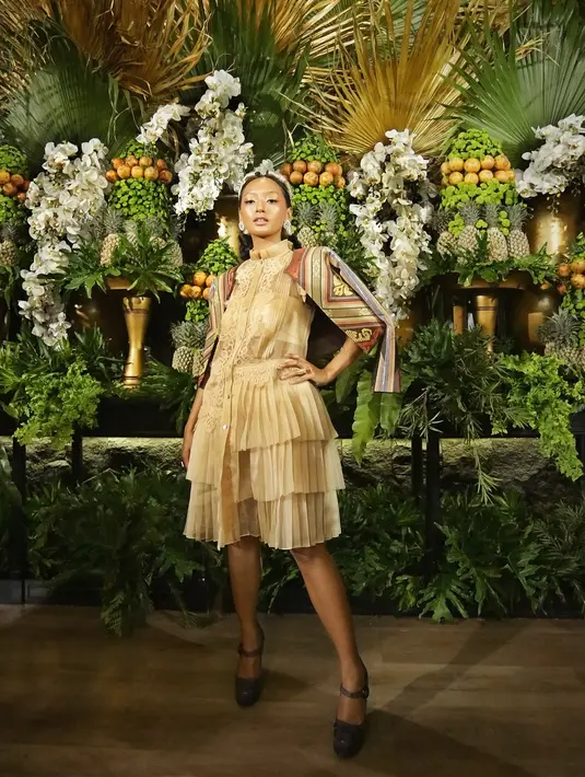 Asmara Abigail memeragakan busana karya Denny Irawan. (Bambang E Ros/Fimela.com)