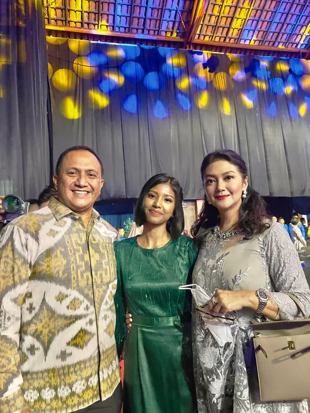 6 Potret Bella Saphira Hadir di Wisuda Putri Sambungnya, Makin Kompak