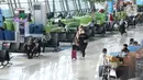 <p>Penumpang tengah berjalan di ruang keberangkatan di Terminal 3 Bandara Soetta, Tangerang, Banten, Selasa (23/11/2021). Menteri Komunikasi dan Informatika, Johnny G. Plate mengatakan sosialisasi penerapan PPKM Level 3 pada periode Nataru ini disampaikan lebih awal. (Liputan6.com/Angga Yuniar)</p>