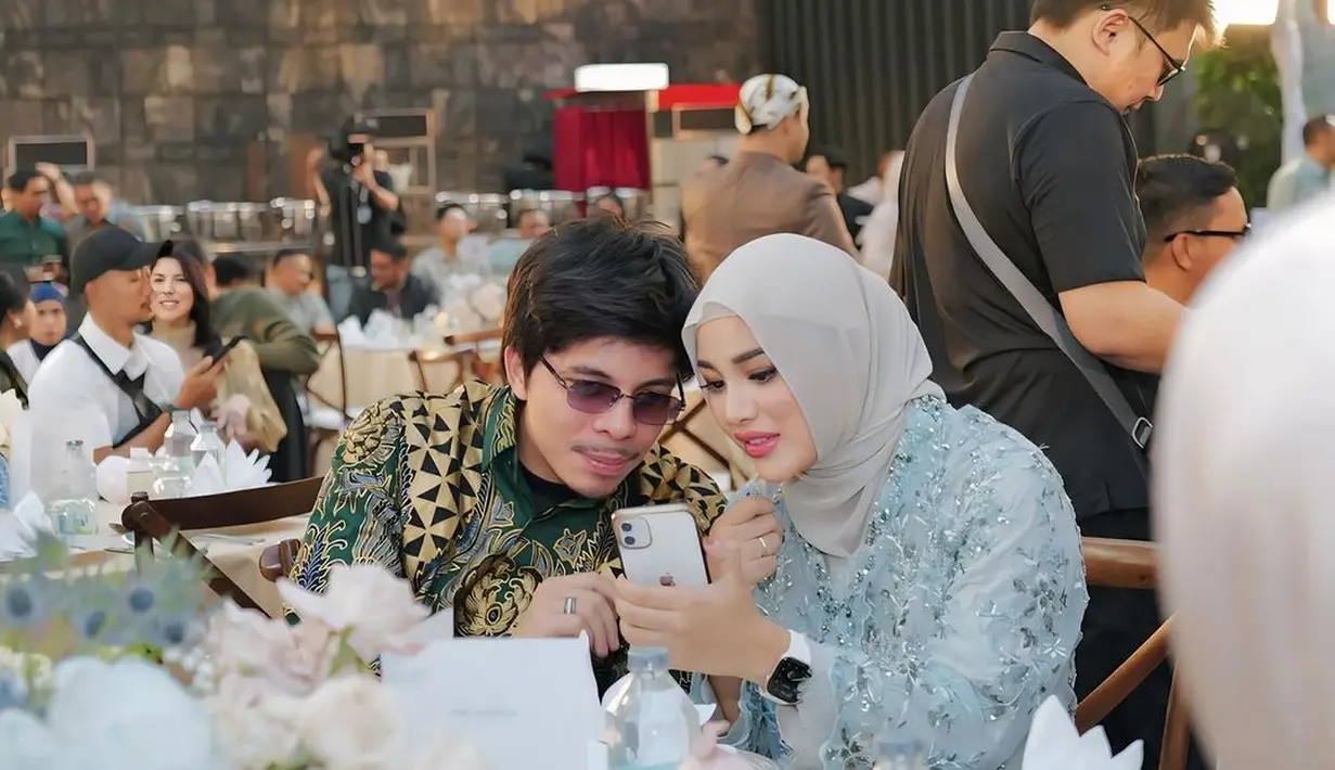 Aurel tampak menggunakan pashmina dengan bahan chiffon yang memiliki karakteristik jatuh, sehingga bisa menciptakan efek lengkungan yang sempurna.  [@aurelie.hermansyah].