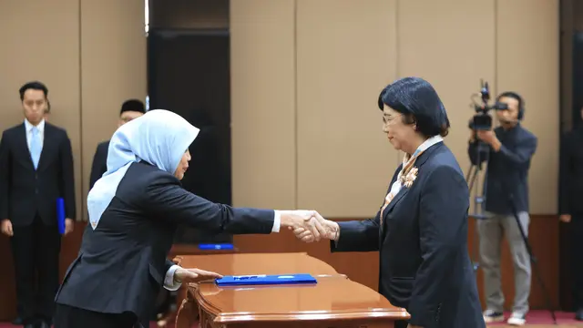 Gubernur Bank Indonesia Destry Damayanti melantik Mal Isnaini S. Meyyanti sebagai Kepala Departemen Kebijakan Makroprudensial BI. (Dok BI)