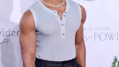 Michael B. Jordan berpose menghadiri pemutaran perdana "The Lord of the Rings: The Rings of Power" di The Culver Studios di Culver City, California (15/8/2022). Michael B. Jordan Pamer Otot dengan Sweater Tanpa Lengan di acara tersebut. (Matt Winkelmeyer/Getty Images/AFP)