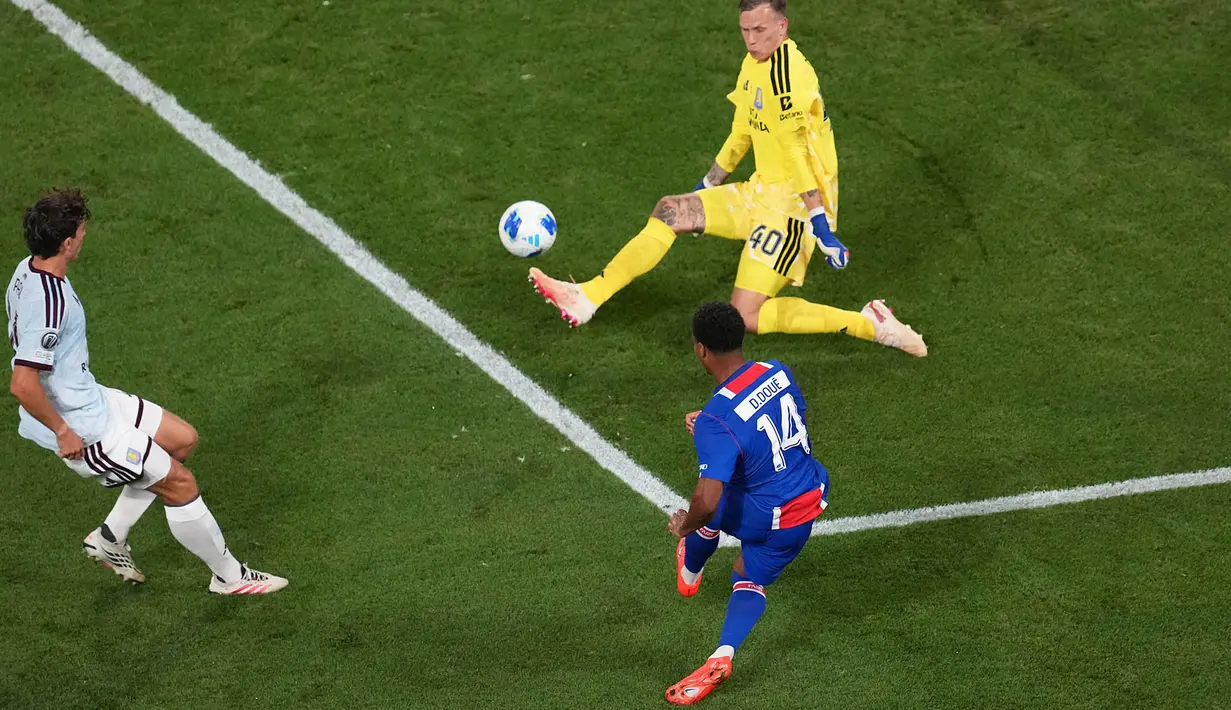 Pemain PSG, Desire Doue, mencetak gol kedua timnya dalam pertandingan sepak bola Piala Super UEFA antara Paris Saint-Germain dan Aston Villa di Salzburg, Austria, Rabu, 12 Agustus 2026. (Foto AP/Darko Vojinovic)