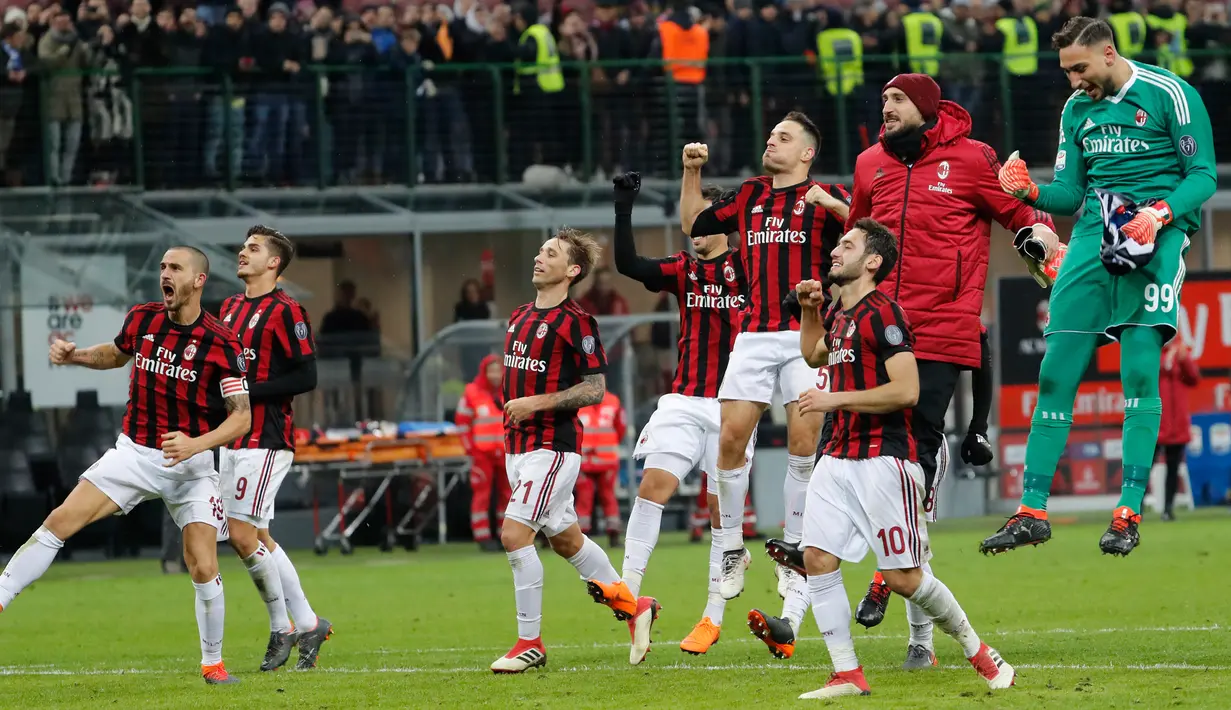 Pemain AC Milan merayakan kemenangan atas tamunya, Sampdoria dalam lanjutan pertandingan Serie A di San Siro, Minggu (18/2). AC Milan menundukkan tamunya Sampdoria dengan skor tipis 1-0. (AP/Antonio Calanni)
